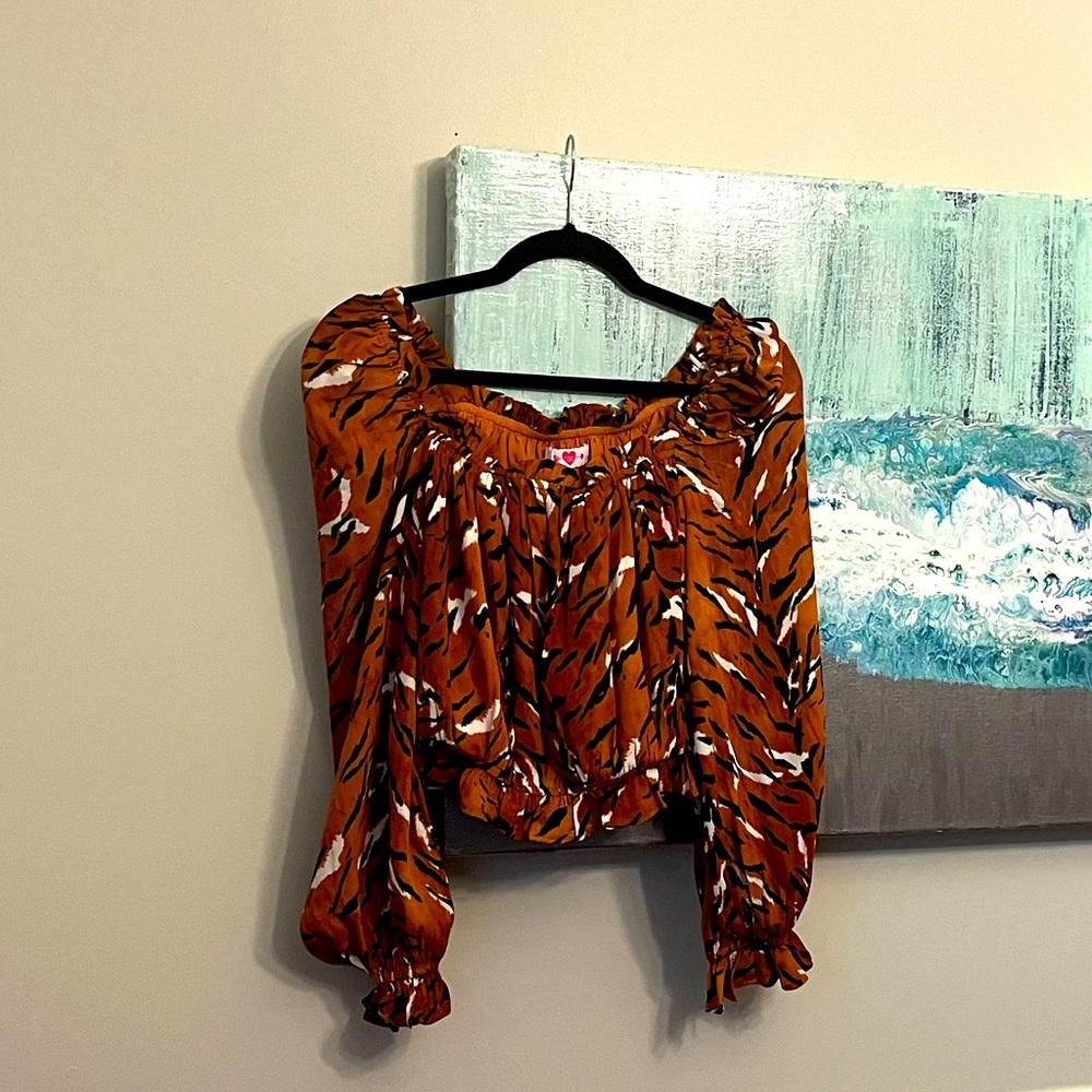 Beautiful blousy tiger print cropped long-sleeve top, size S.